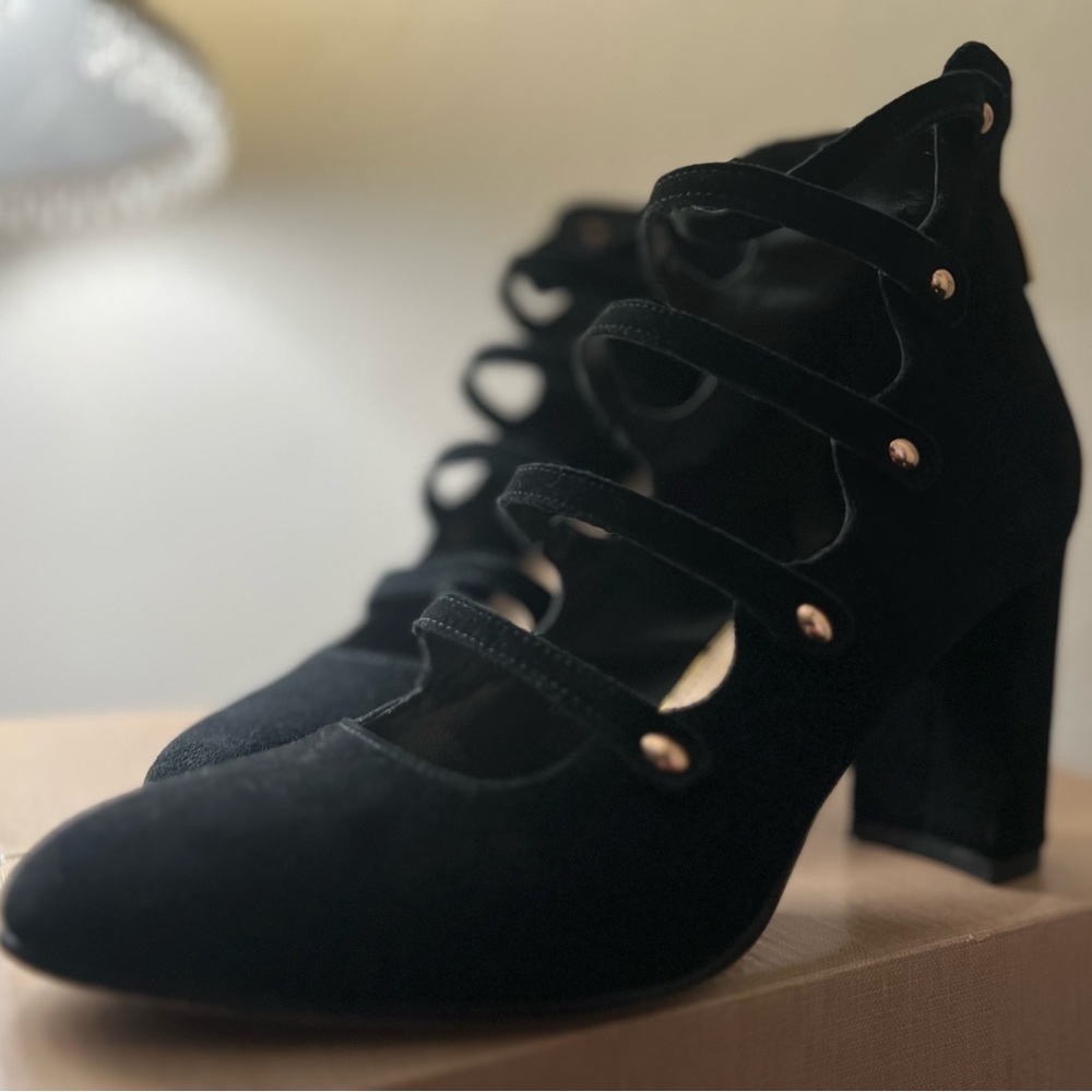 Size 7 1/2 multi strap black heels